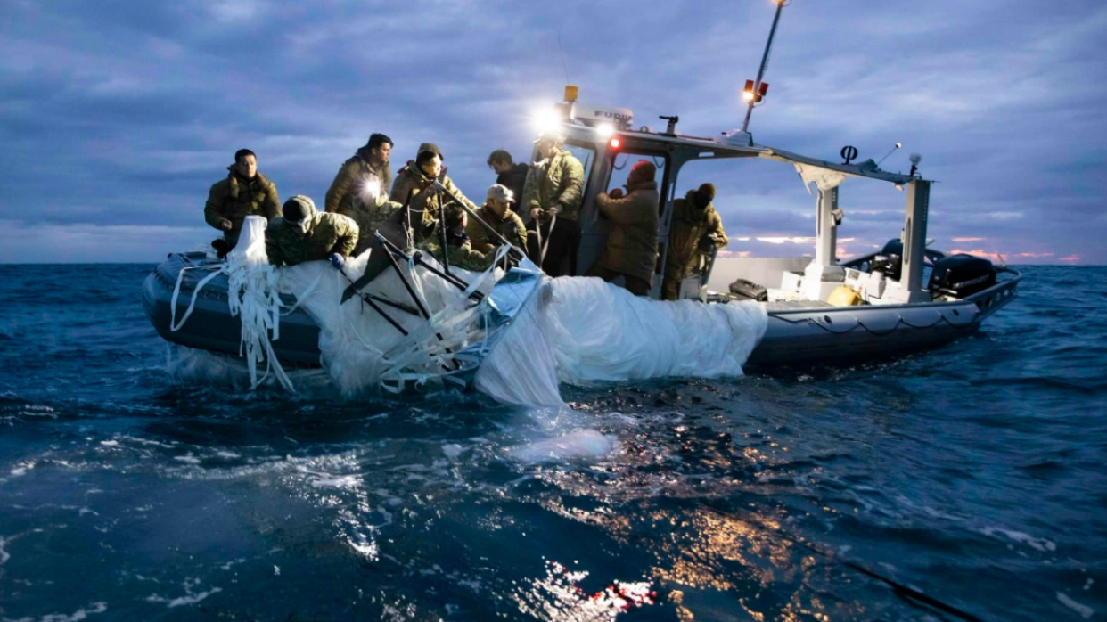 Ballon chinois abattu : les images de la récupération des débris dans l’Atlantique