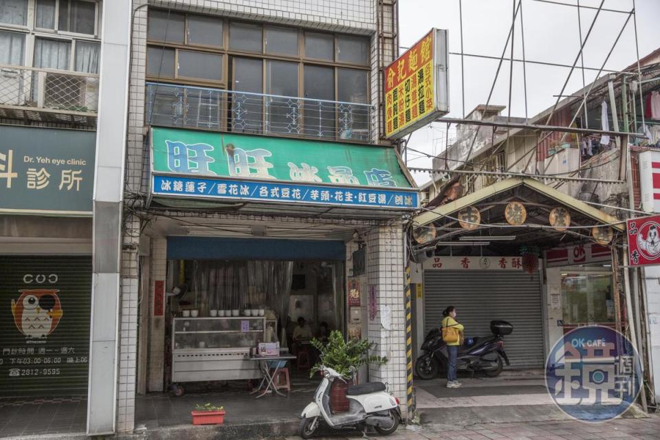 俞記麵館位於士林葫蘆堵市場口，裝潢儉樸，生意以在地客為主。