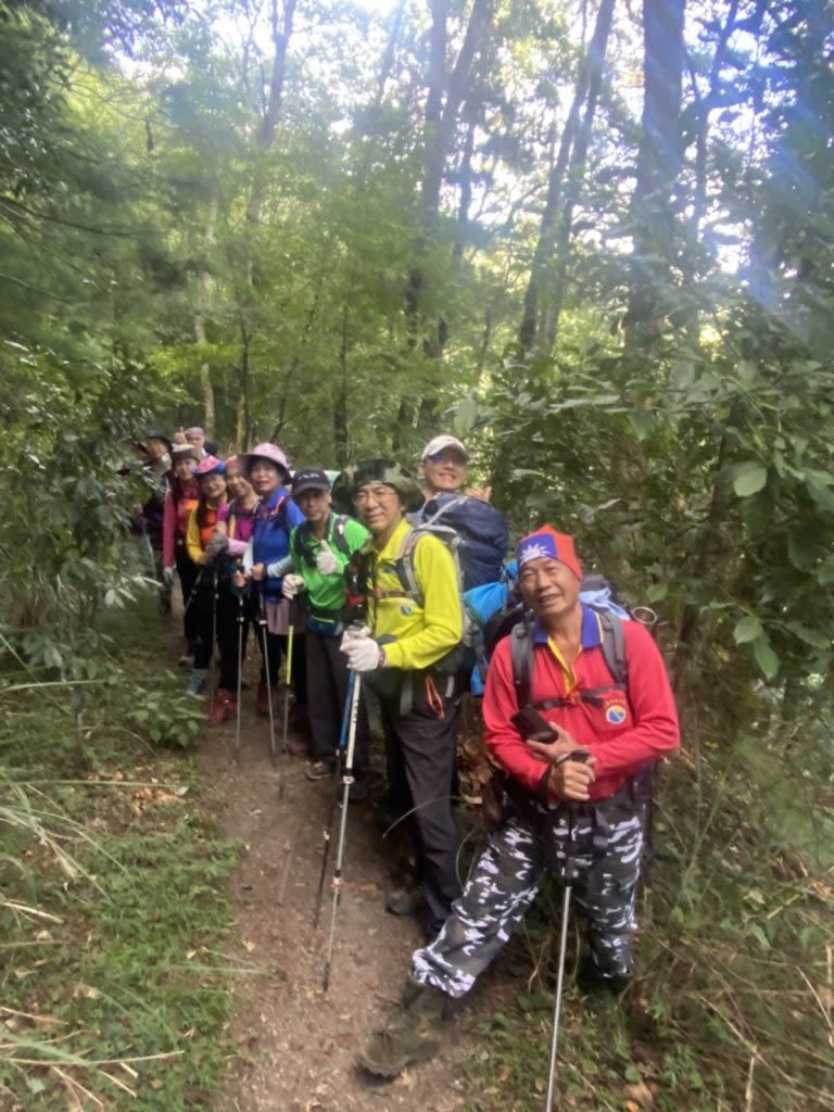 一群山友同行，前進郊外化的百岳鈴鳴山和閂山。