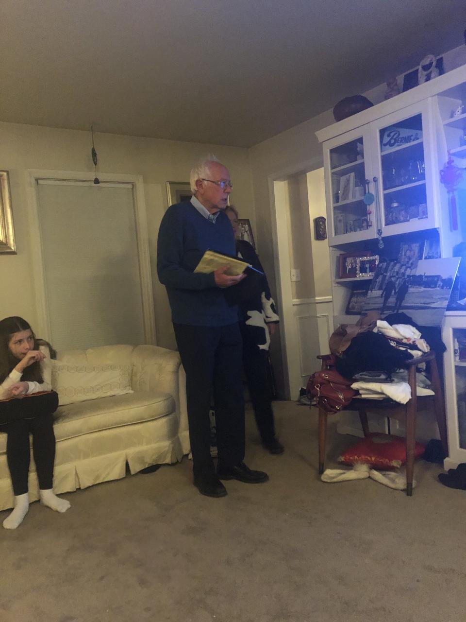 Una foto publicada en Twitter muestra a Bernie Sanders y su 'silla de ropa' en la sala de su casa en Vermont. (Twitter / Levi Sanders)