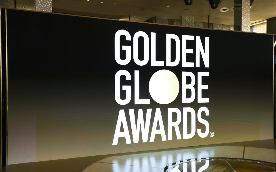 Una imagen del interior del set de la entrega de premios Globos de Oro el pasado febrero 26 de 2021. La entrega estuvo enmarcada por la polémica pues en un reportaje de Los Angeles Times arrojó que entre sus miembros no hay periodistas negros. (Getty Images)