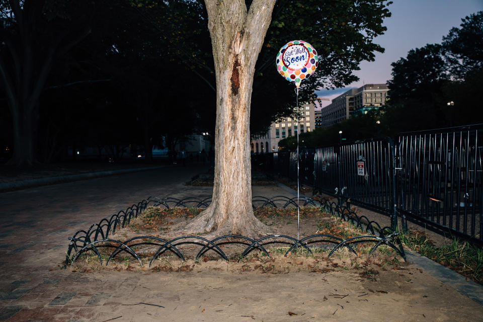 Un globo para el presidente Donald Trump afuera de la Casa Blanca en Washington, el 2 de octubre de 2020. (Damon Winter/The New York Times)