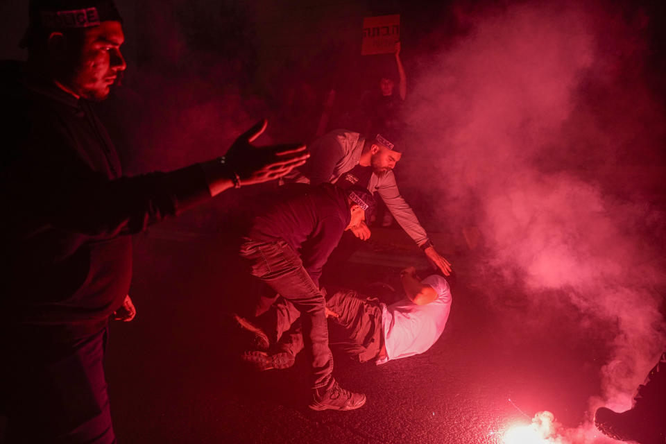 Policías israelíes arrastran a un manifestante durante una protesta contra el gobierno del primer ministro Benjamin Netanyahu, afuera del Parlamento de Israel, el domingo 31 de marzo de 2024, en Jerusalén. (AP Foto/Ohad Zwigenberg)