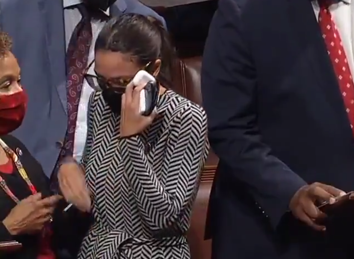 Alexandria Ocasio-Cortez llora en el piso de la Cámara ( )