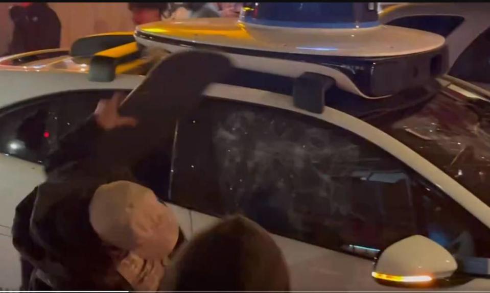 In einem Videoclip war zu sehen, wie eine Person mit einem Skateboard die Scheiben des Autos einschlug.