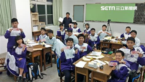林口國中數學老師李政憲透過摺紙讓學生發現數學的樂趣。（圖／教育部提供）