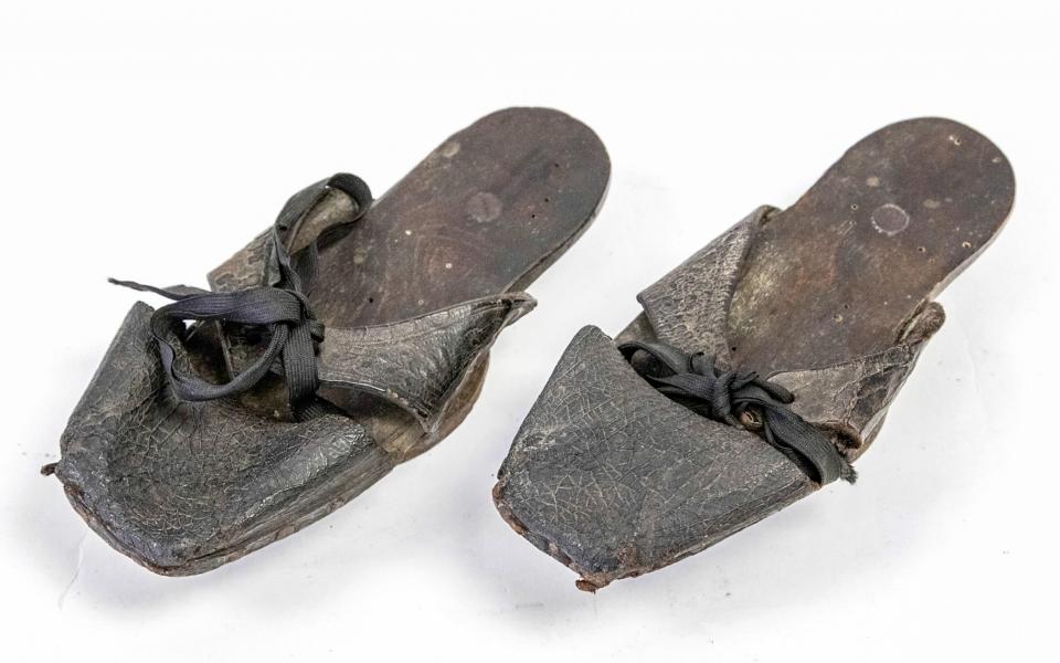 <p>Dieses Paar Schuhe ist fast 330 Jahre alt. Es stammt genauer gesagt aus dem Jahre 1690 aus dem Vereinigten Königreich. Als König William III. und Königin Mary II. herrschten, trug ein Kind oder ein Jugendlicher diese Schuhe. Das Anfangsgebot für das Paar liegt bei einer Auktion in Etwall, Derbyshire bei mindestens 600 Pfund. (Bild: Caters) </p>