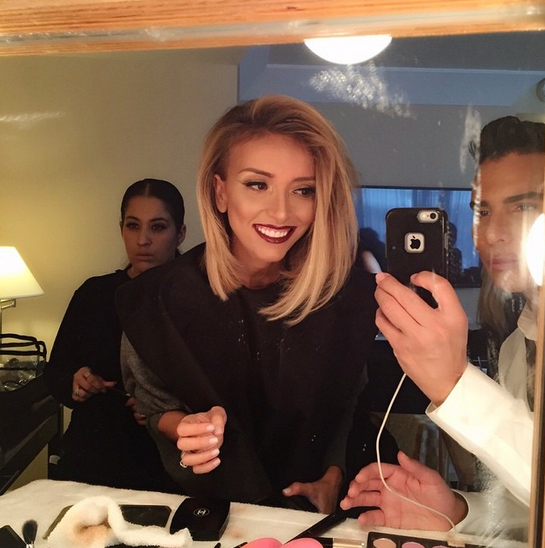 Guiliana Rancic, who changed her look after the pre-show, huddled with her beauty crew to take a mirror selfie of her lip color du jour – berry.  @guilianarancic/Instagram