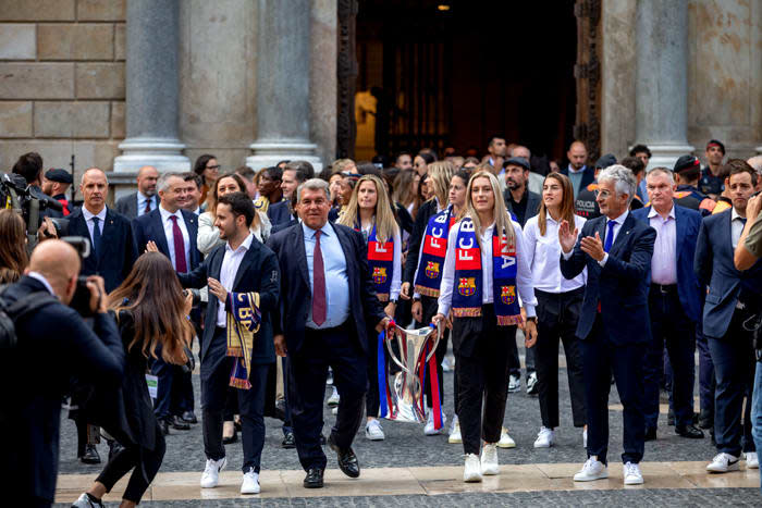Joan Laporta y Alexia Putellas encabezan la comitiva del Barça