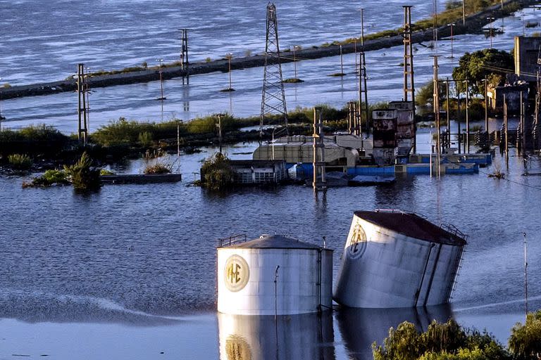 Silos de aprovisionamiento que se los llevó la corriente del Salado, el 1 de mayo de 2003 