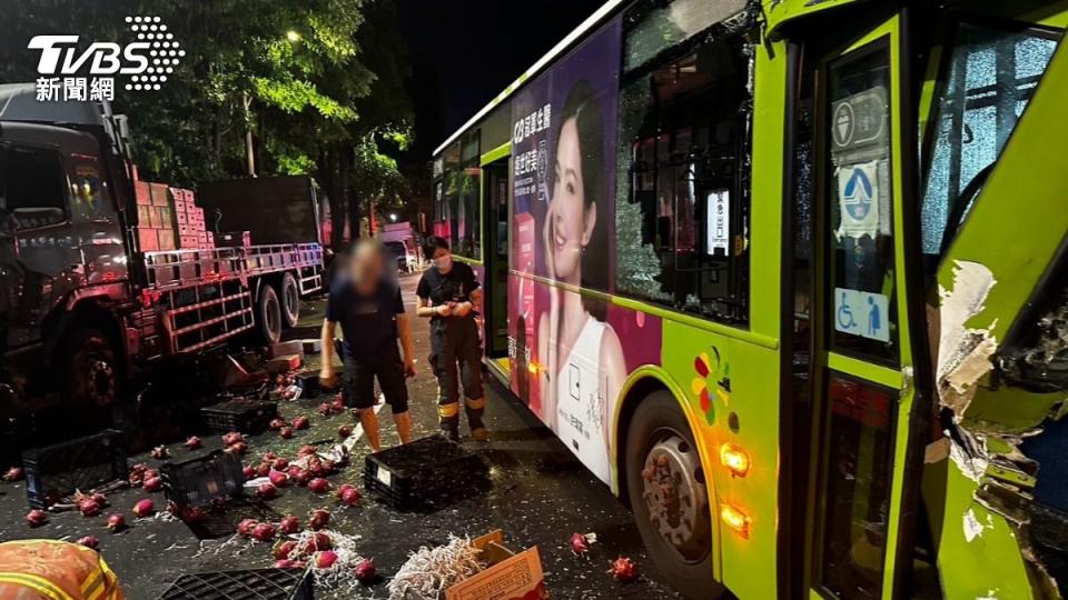 公車頭毀損，地上一堆水果。（圖／TVBS）