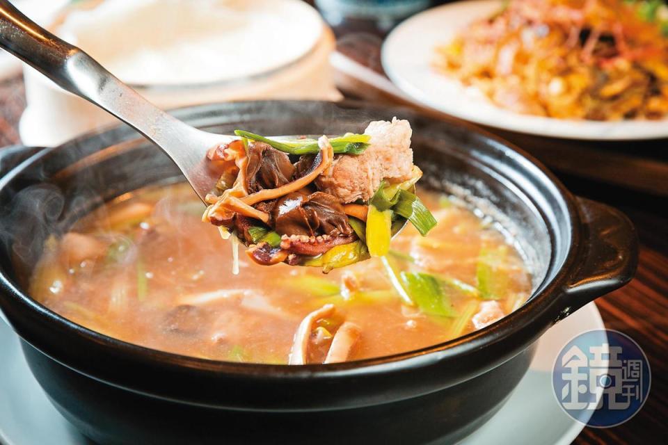 魷魚螺肉蒜是知名的酒家菜，青葉只用日本進口的雙龍牌螺肉製作，懷舊味道五十多年來不變。（1,288元／鍋）