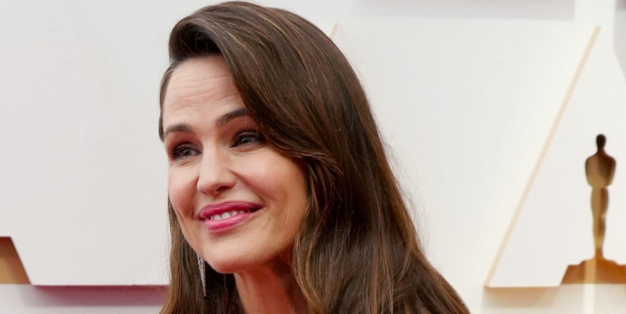 jennifer garner attends the 94th annual academy awards in red gown