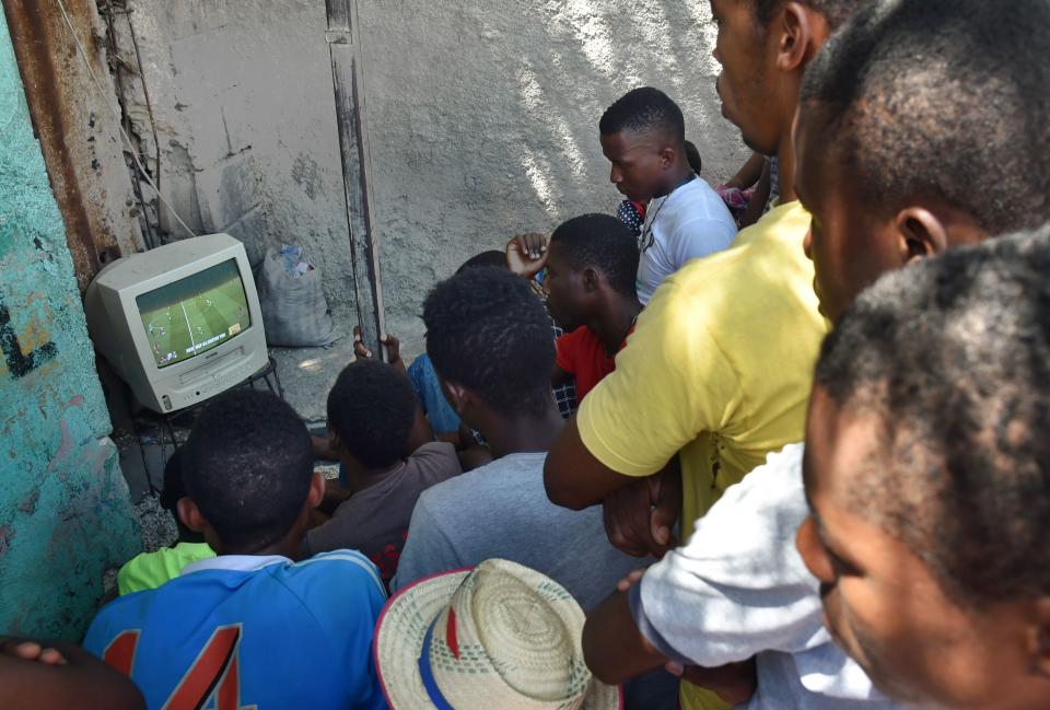 Aficionados presencian el Mundial desde Puerto Príncipe, Haití. Foto: Getty Images.