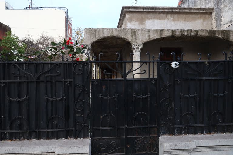 La casa está ubicada en Lisandro de la Torre 156, en el barrio porteño de Liniers