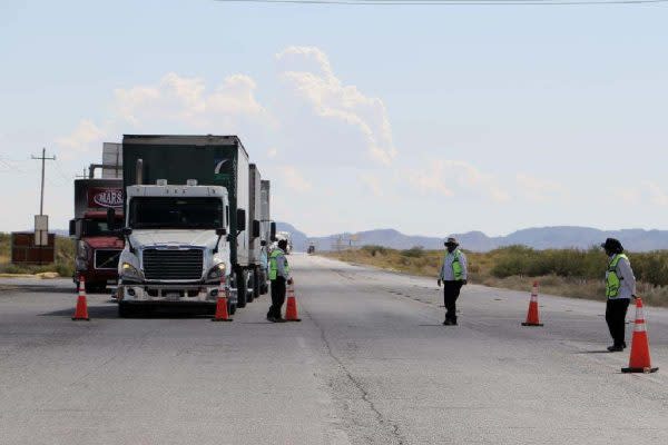 Transportistas en retén de vigilancia por la inseguridad en carreteras.