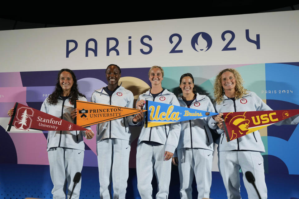 De izquierda a derecha, las integrantes del equipo femenino de waterpolo de Estados Unidos Maggie Steffens, Ashleigh Johnson, Madeline Musselman, Rachel Fatal y Kaleigh Gilchrist posan para retratos tras una conferencia de prensa previa a los Juegos Olímpicos de Verano 2024 el miércoles 24 de julio de 2024, en París, Francia. (Foto AP/Luca Bruno)