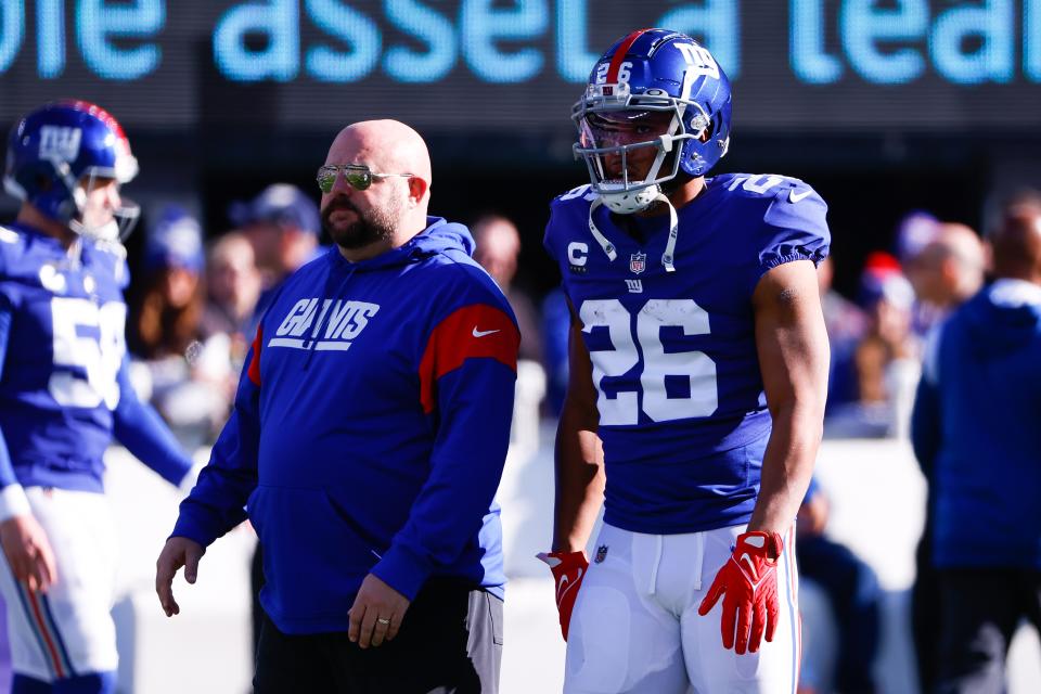 EAST RUTHERFORD, NJ - JANUARY 01: New York Giants head coach Brian Daboll and New York Giants running back Saquon Barkley (26) prior to the National Football League game between the New York Giants and the Indianapolis Colts on January 1, 2023 at MetLife Stadium in East Rutherford, New Jersey.  (Photo by Rich Graessle/Icon Sportswire via Getty Images)