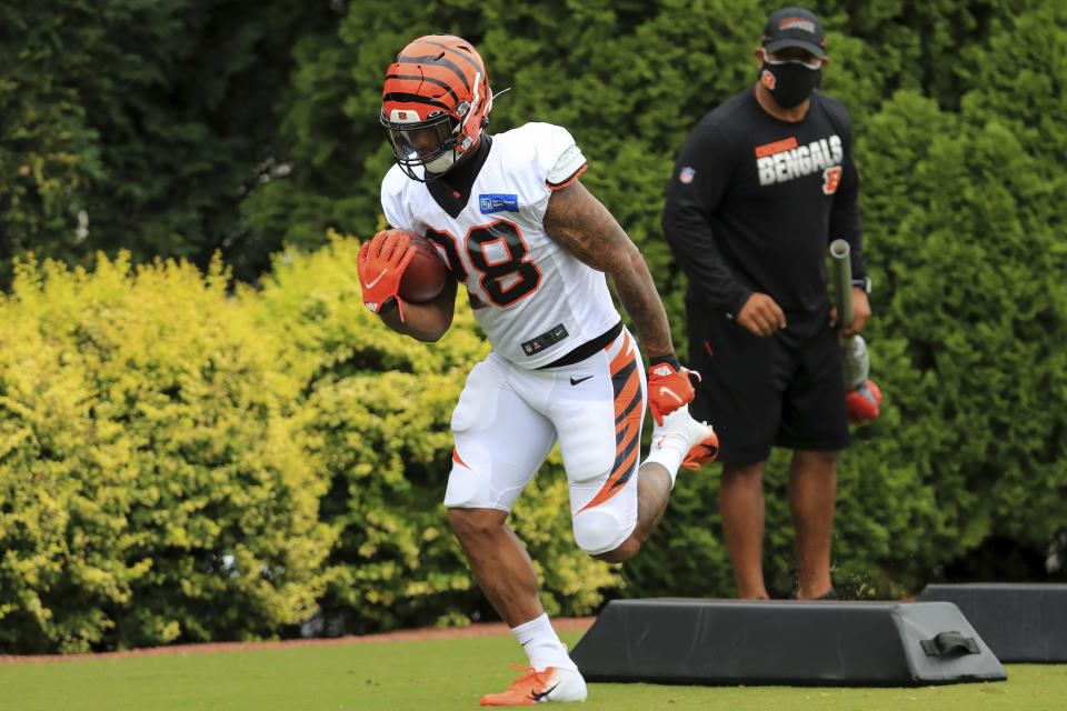 Cincinnati Bengals' Joe Mixon (28) carries the ball in training camp. (AP Photo/Aaron Doster)