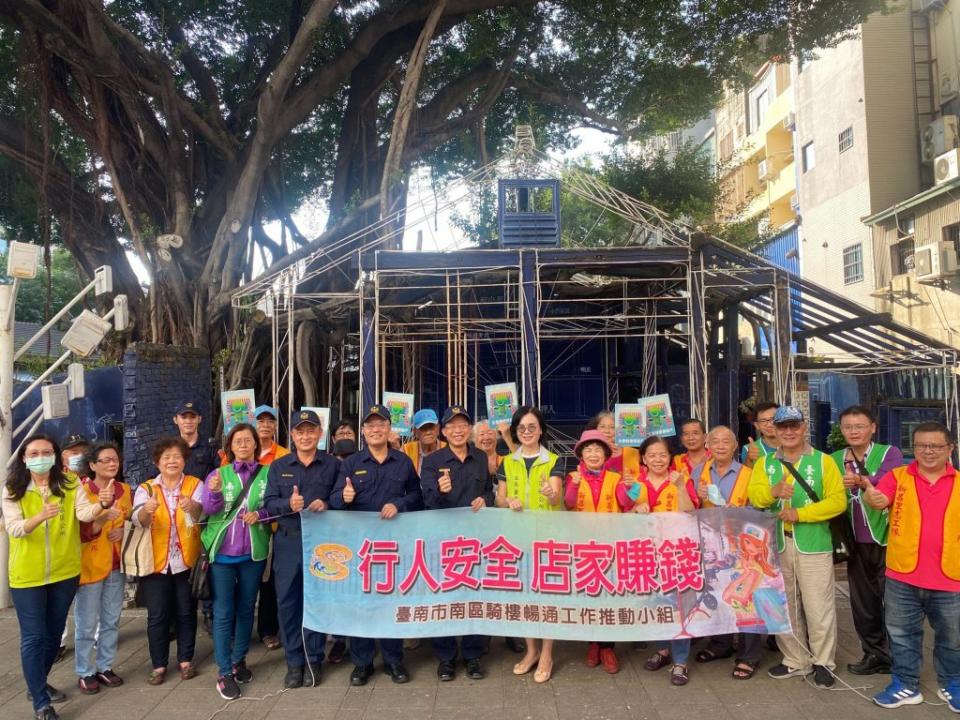 南區公所十九日下午在藍晒圖文創園區前，舉行「騎樓暢通誓師大會」，展現騎樓暢通的決心。（公所提供）