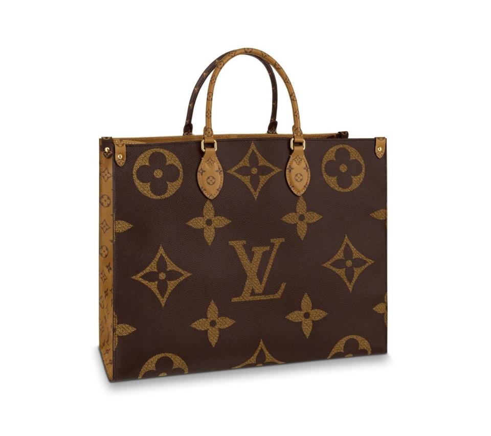 時尚潮人再熟悉不過的Louis Vuitton Monogram印花，在創意總監Nicolas Ghesquière的巧手下被放大，變得時髦又年輕