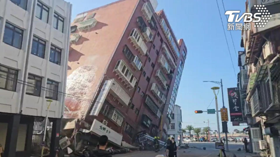 今天稍早發生規模7.2強震，造成大樓倒塌、多處交通阻塞。(圖片來源 / TVBS)