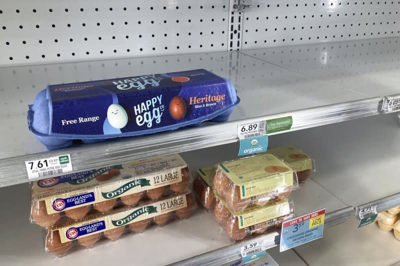 由於禽流感肆虐，美國也遭逢嚴重「蛋荒」。2023年1月，佛羅里達州奧蘭多的一家雜貨店的雞蛋貨架幾乎被搶購一空。（美聯社）