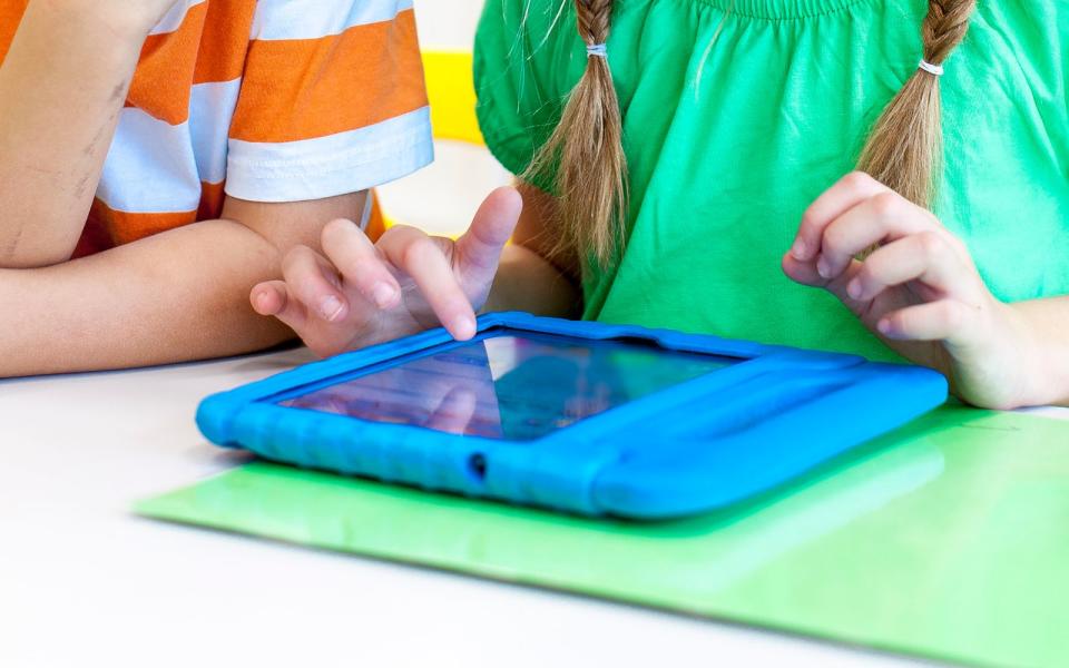 Es gibt Kinder-Tablets, die von vornherein auf die Nutzung von Kindern ausgelegt sind. Sie können beispielsweise die tägliche Nutzungsdauer einstellen und bestimmte Inhalte sperren lassen. Das Gerät schaltet sich automatisch nach Erreichen der maximalen Nutzungszeit von alleine aus. Doch Ihre Kinder sollten bestenfalls lernen, Absprachen von selbst einzuhalten und ein Gefühl für Ihren eigenen Medienkonsum zu entwickeln. (Bild: iStock / Epiximages)