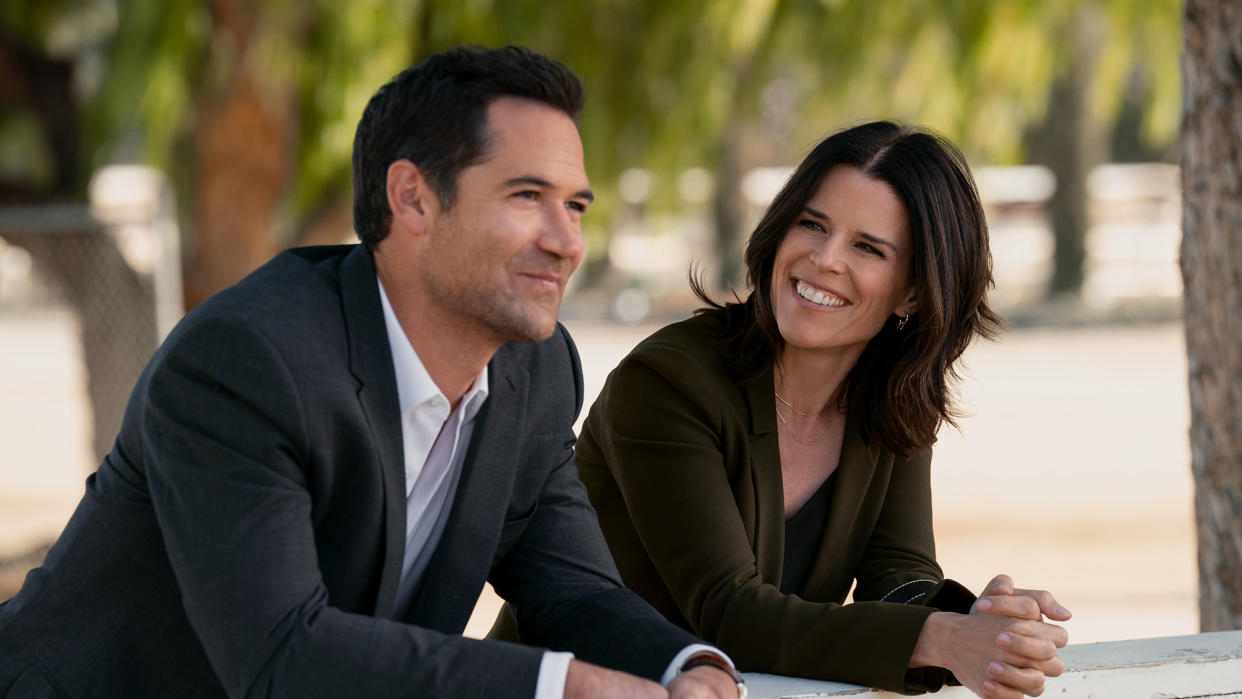  (L to R) Manuel Garcia-Rulfo as Mickey Haller, Neve Campbell as Maggie McPherson in episode 203 of The Lincoln Lawyer 