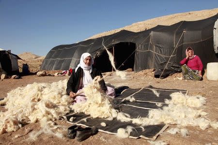 People from the minority Yazidi sect are seen at Mount Sinjar, in the town of Sinjar, December 21, 2014. REUTERS/Ari Jalal