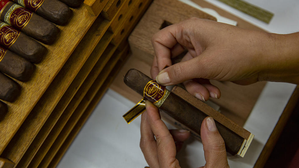 Adhearing the signature band on the cigar at the Cigar Padron factory Nicaragua