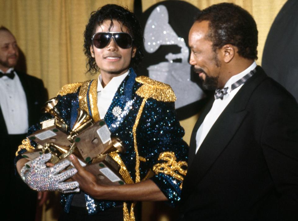 <p>Michael Jackson (Bild, mit Quincy Jones) und R'n'B-Sänger Babyface sind die Musiker mit den meisten Nominierungen in einem Jahr: 1984 (Jackson) und 1997 (Babyface) gingen sie jeweils mit zwölf Nominierungen in den Verleihungsabend. Drake (2016) und Jon Batiste (2022) kamen auf immerhin elf Nominierungen. (Bild: CBS Photo Archive/CBS Photo Archive/Getty Images)</p> 