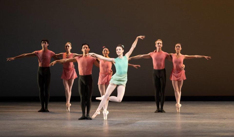 Jennifer Lauren y tres de las parejas que la acompañan en “Square Dance” de George Balanchine. 