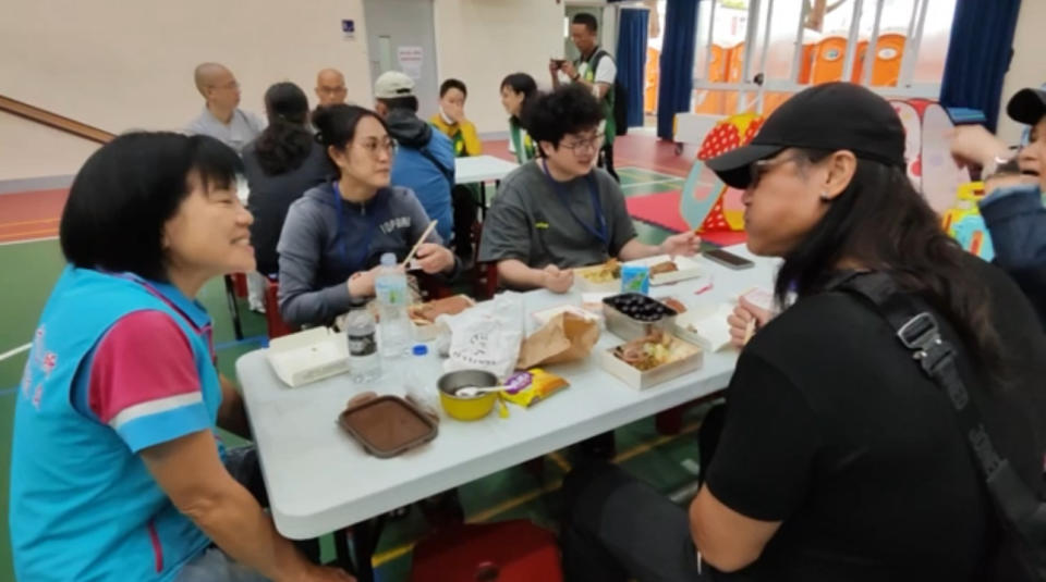 收容中心提供熱食讓災民食用。（圖／翻攝畫面）