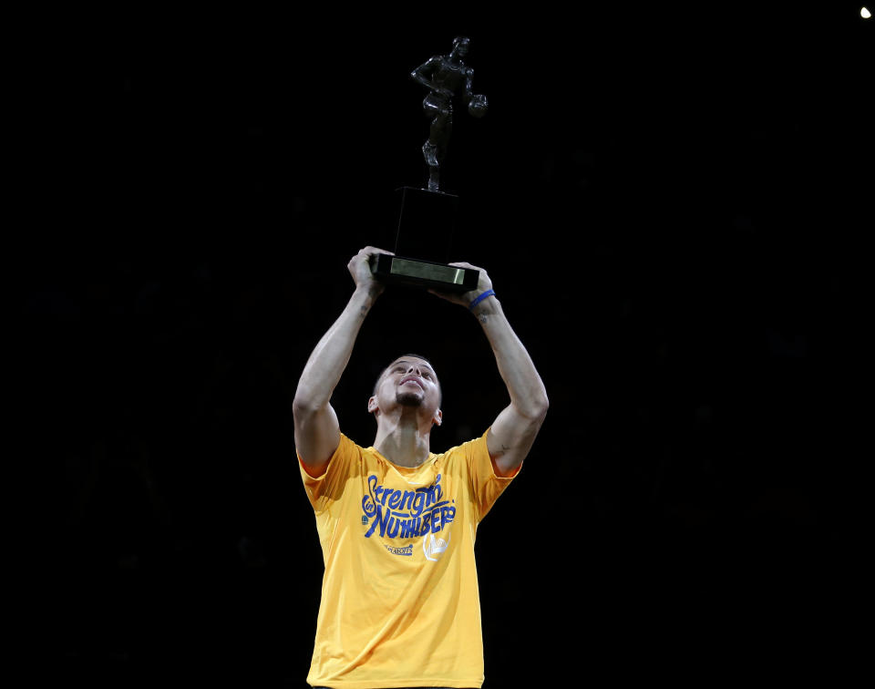 Stephen Curry於2015-16球季成為史上第11個蟬聯MVP的球員，更是第1個囊括所有第一名選票的MVP。（Nhat V. Meyer/Bay Area News Group）
