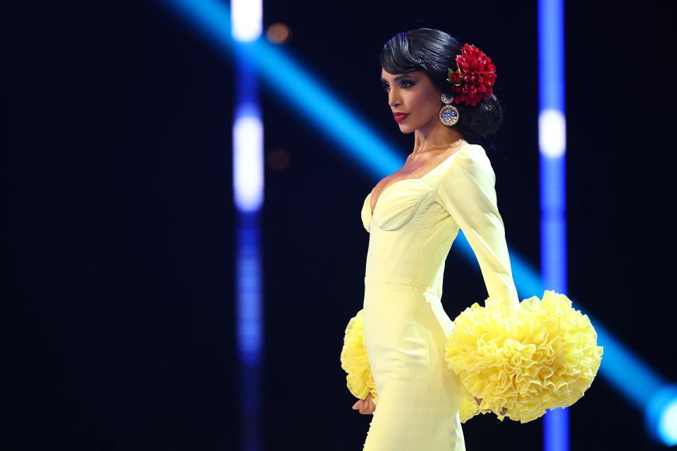 La paleta de colores del vestido de inspiración flamenca de Miss España, que presentaba dramáticos puños con volantes y una larga cola, se inspiró en los claveles. (Héctor Vivas/Getty Images)