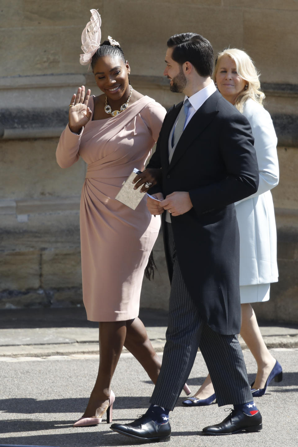 <p>Tennis-Star Serena Williams tauschte ihre Sport-Cap gegen einen speziellen Kopfschmuck in Rosa ein. Am Tennisplatz würde sie damit wohl belächelt werden, bei der Royal Wedding hingegen liegt sie damit genau richtig. (Bild: AP Photo) </p>