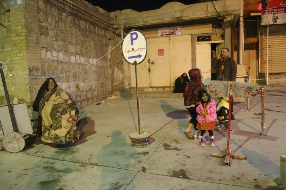 <p>People gather at street after a 7.2 magnitude earthquake hit northern Iraq in Sulaymaniyah, Iraq on Nov. 12, 2017. (Photo: Feriq Ferec/Anadolu Agency/Getty Images) </p>