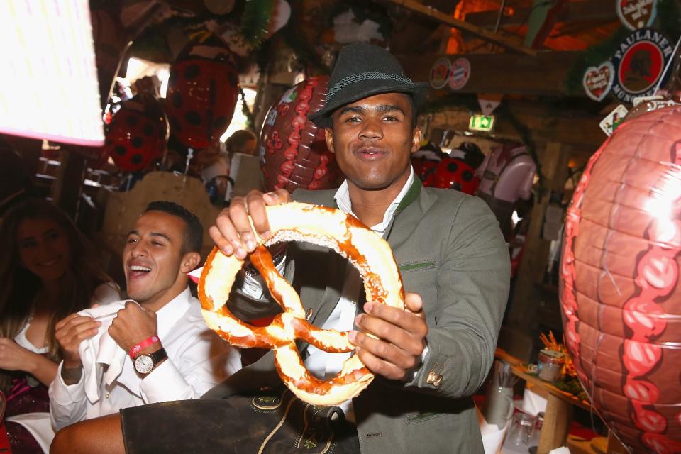 Großen Anteil am momentanen Erfolg des FC Bayern München hat Neuzugang Douglas Costa, der das erste Mal die Wiesn besuchte und gleich Schabernack mit einer Brezel trieb.