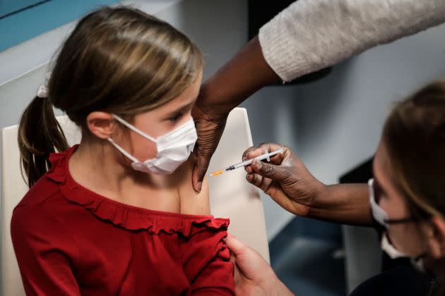 Un enfant reçoit une dose du vaccin Pfizer/BioNTech contre le Covid-19, à Paris, le 17 décembre 2021.  (Photo: GEOFFROY VAN DER HASSELT via Getty Images)