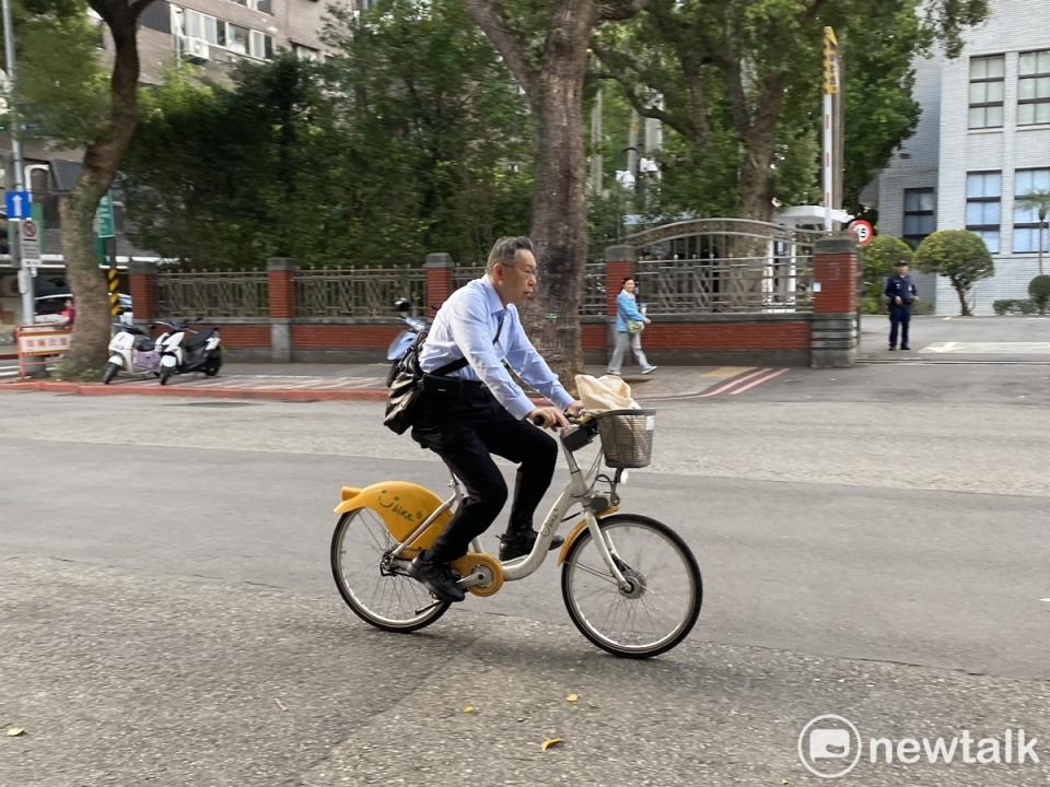 民眾黨主席柯文哲有時會騎腳踏車出席黨團晨會。   圖：周煊惠 / 攝（資料照）