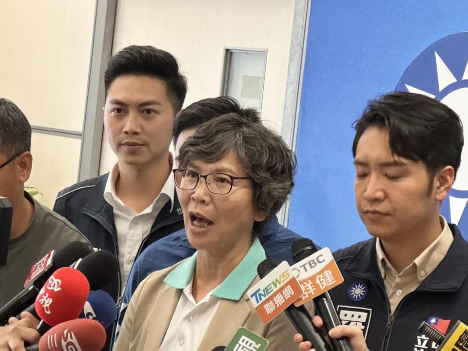 柯文哲稱中一選區民調進入五五波，民眾黨立委參選人蔡壁如說，地方藍白合，團結所有力量翻轉海線。（圖：寇世菁攝）