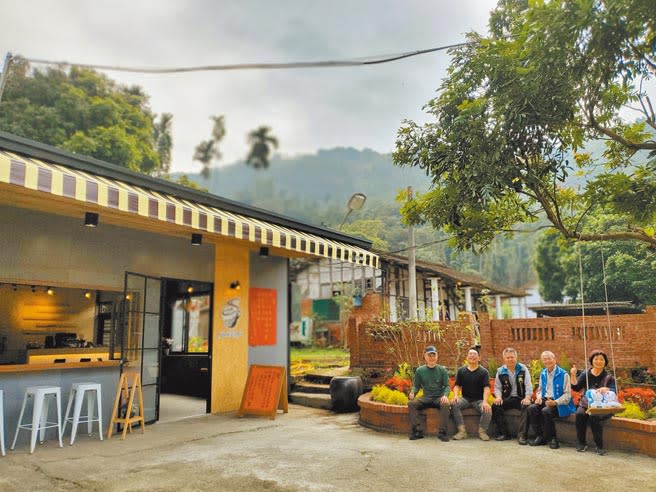 雲林縣古坑鄉華山村民一起打造完工的公共空間「滾石咖啡館」，內外連成一氣，未來開放登山客免費歇腳。（周麗蘭攝）