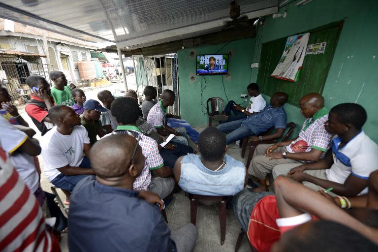 People watch developments in the Nigerian election results on a television in Lagos, on March 31, 2015 as partial results are released by the Independent National Electoral Commission (INEC)