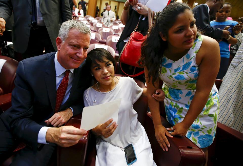 Karla Jacinto (extrema derecha) con el alcalde de Nueva York, Bill de Blasio. REUTERS/Tony Gentile