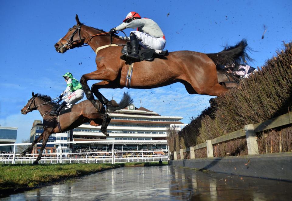 <p>Das Pferd "Theatre Flame", geritten von Tom Scudamore, springt vor seinem Konkurrenten, "Red Devil Star", geritten von M.G. Nolan, über ein Wasserhindernis, bevor er das "Betfred Mobile Novices Limited Handicap Steeple"-Rennen in England gewinnt. (Bild: Rex Shutterstock via ZUMA Press) </p>