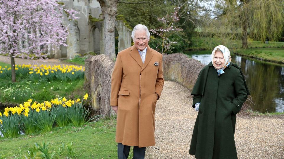 Königin Elisabeth II. und Prinz Charles im Garten von Frogmore House.