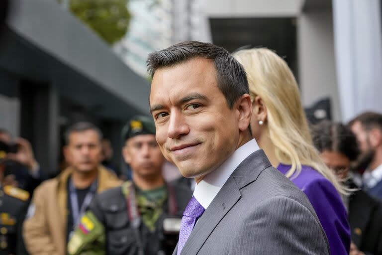 El presidente de Ecuador, Daniel Noboa, llega al Consejo Nacional Electoral para inaugurar oficialmente la votación de un referéndum que buscará apoyo para nuevas medidas de seguridad para combatir la creciente violencia, en Quito, Ecuador, el domingo 21 de abril de 2024.