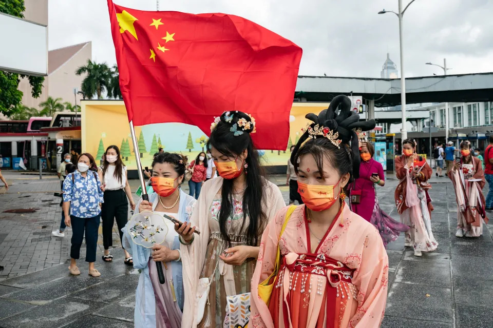 香港亦有穿漢服的市民持中國國旗巡遊。 (Anthony Kwan/Getty Images)