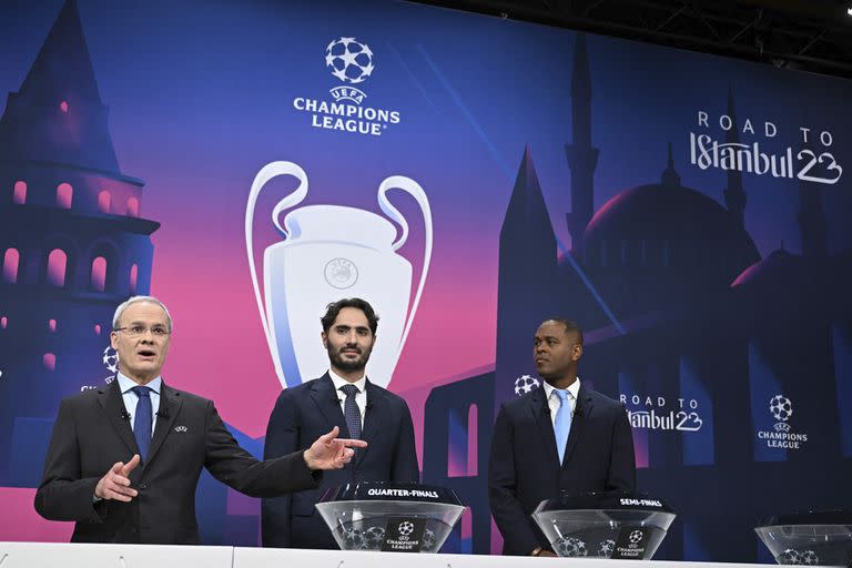 El secretario general de la UEFA, Giorgio Marchetti, junto con los dos exfutbolistas que protagonizaron el sorteo: Hamit Altintop y Patrick Kluivert
